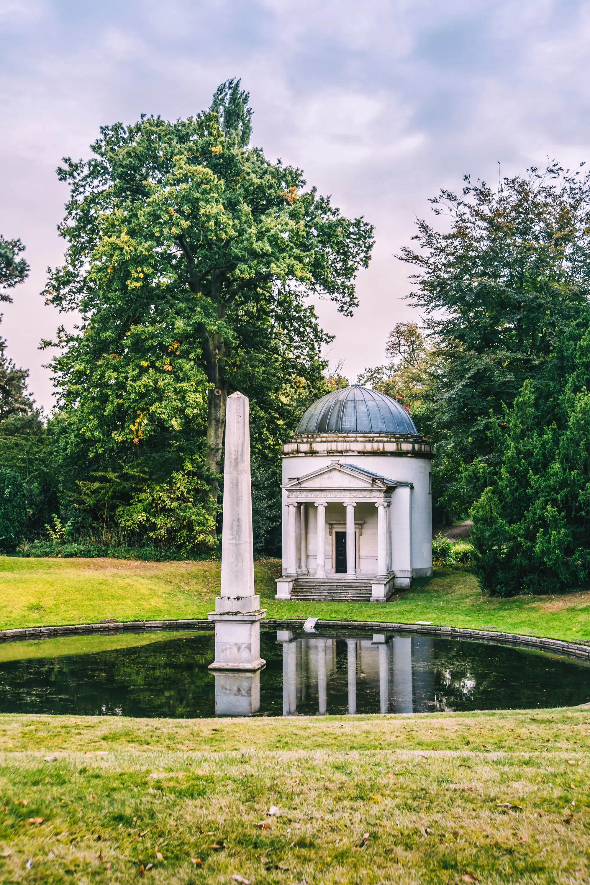 Unusual things to do in London - chiswick house lake