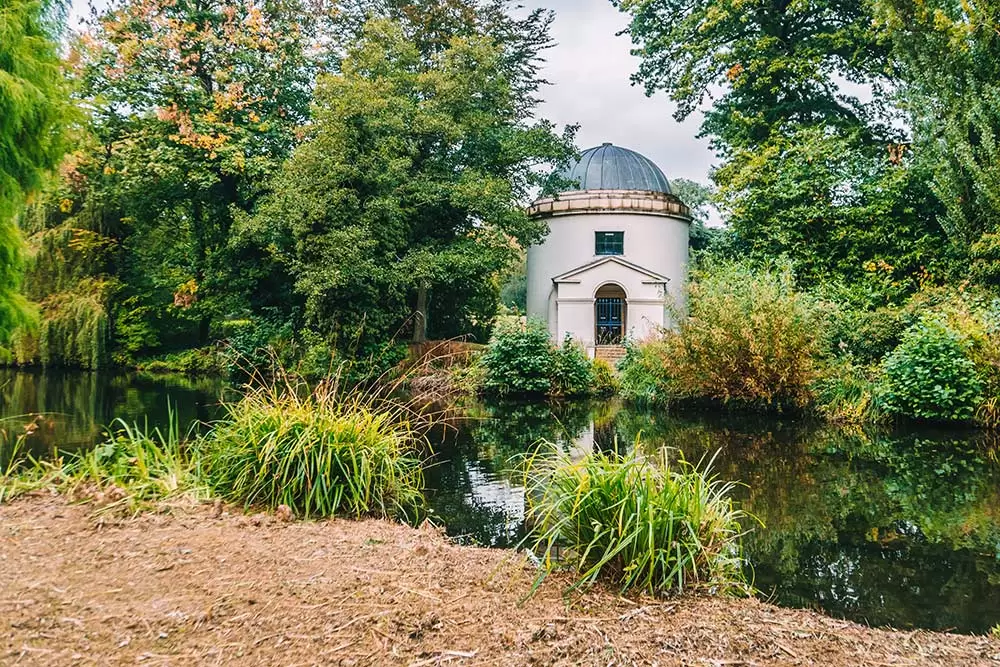 Unusual things to do in London - chiswick house lake