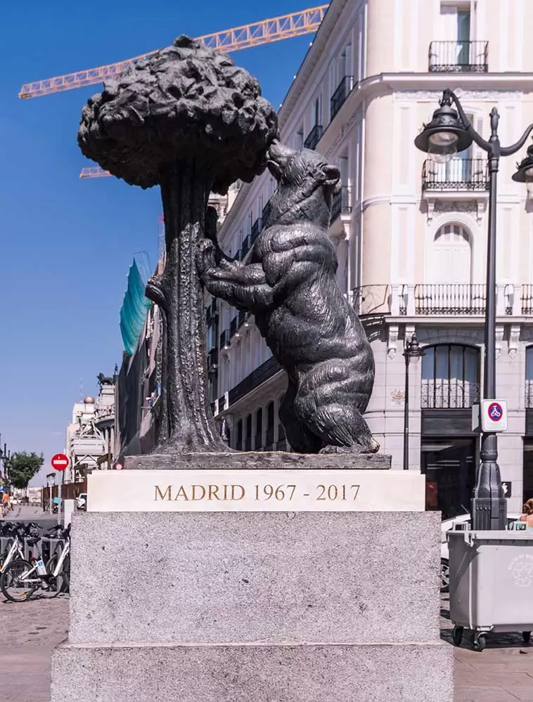 places in madrid puerta del sol statue of bear and strawberry tree