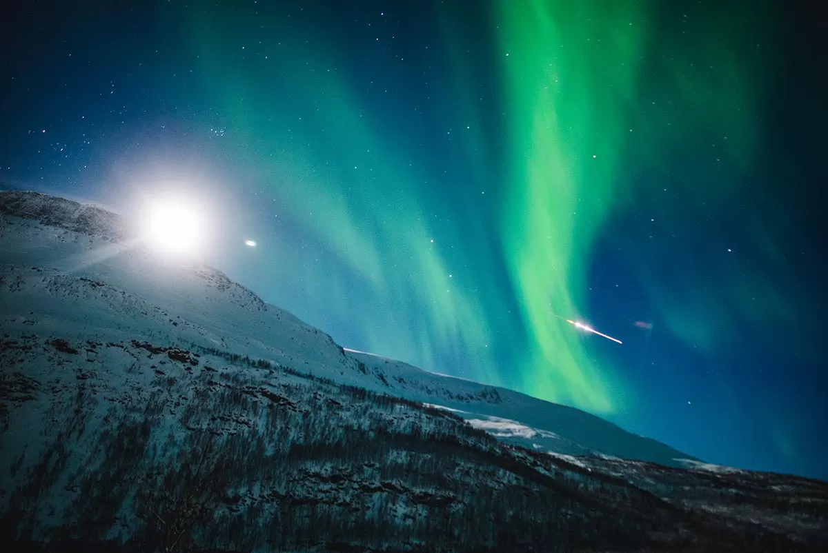 Tromso Northern Lights Tour - Aurora Borealis and shooting star