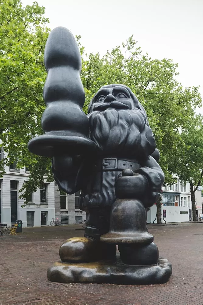 best things to do in rotterdam - santa claus statue