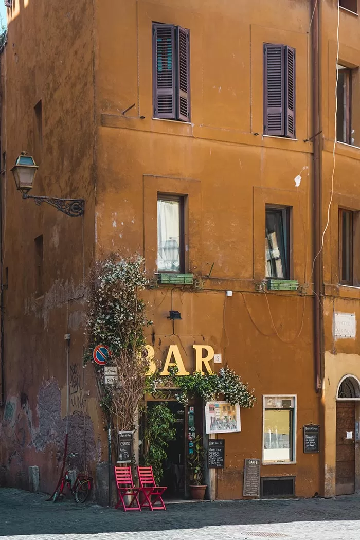 rome tips and tricks - order a coffee at a bar