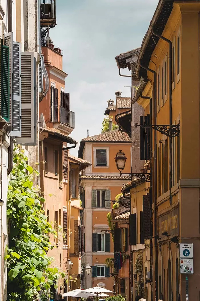 trastevere walking tour - Via della lungaretta colourful buildings