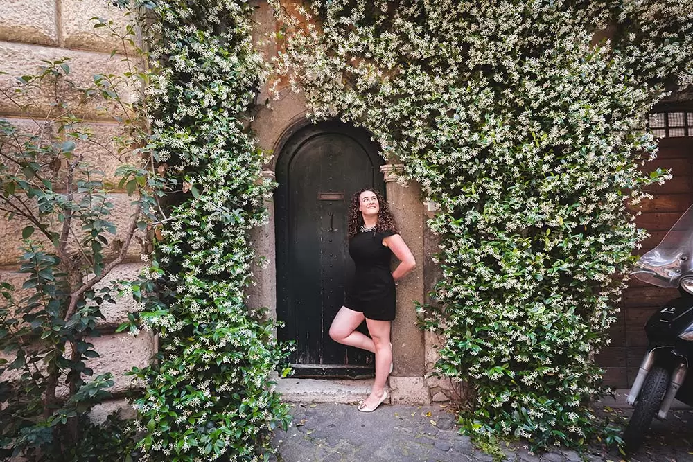 trastevere walking tour - Vicolo dell'Atleta floral front door