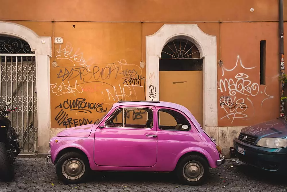 trastevere walking tour - Via della cisterna purple fiat
