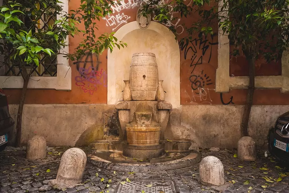 trastevere walking tour - Via della fontana