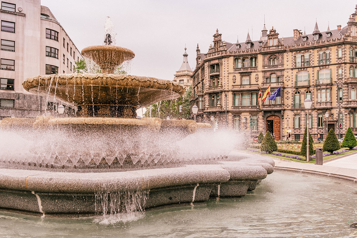 Best things to do in Bilbao Spain - Plaza Moyua fountain