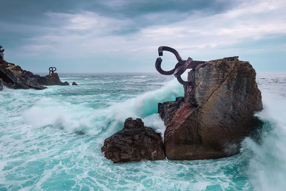 Top things to do in San Sebastian Spain - Peine del Vento sculpture and waves