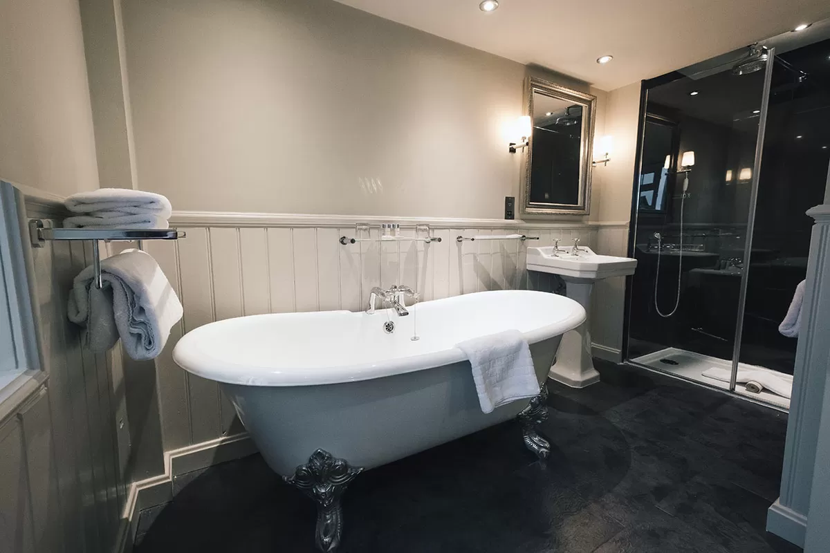 Where to stay in Stratford-upon-Avon - The White Swan Hotel Bathroom