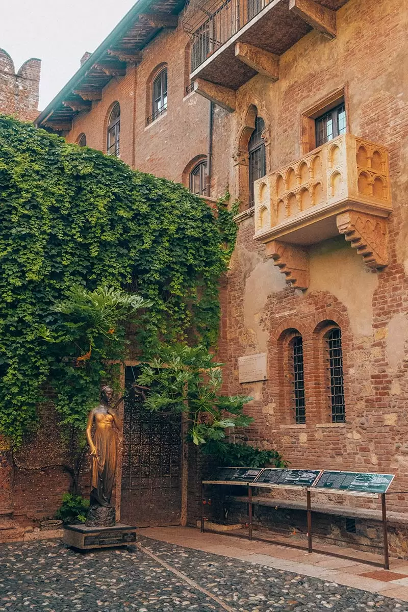 Best Things to do in Verona Italy - Casa di Giulietta Juliets house and balcony