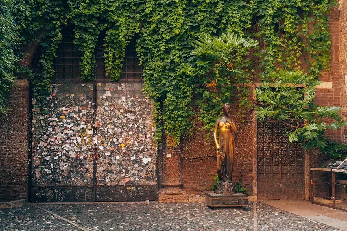 Best Things to do in Verona Italy - Casa di Giulietta Juliets house and statue