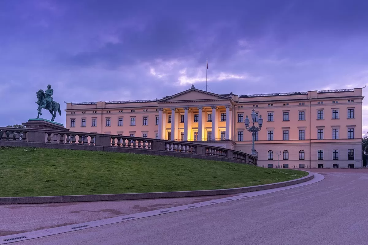 Free things to do in Oslo, Norway - Royal Palace at sunset