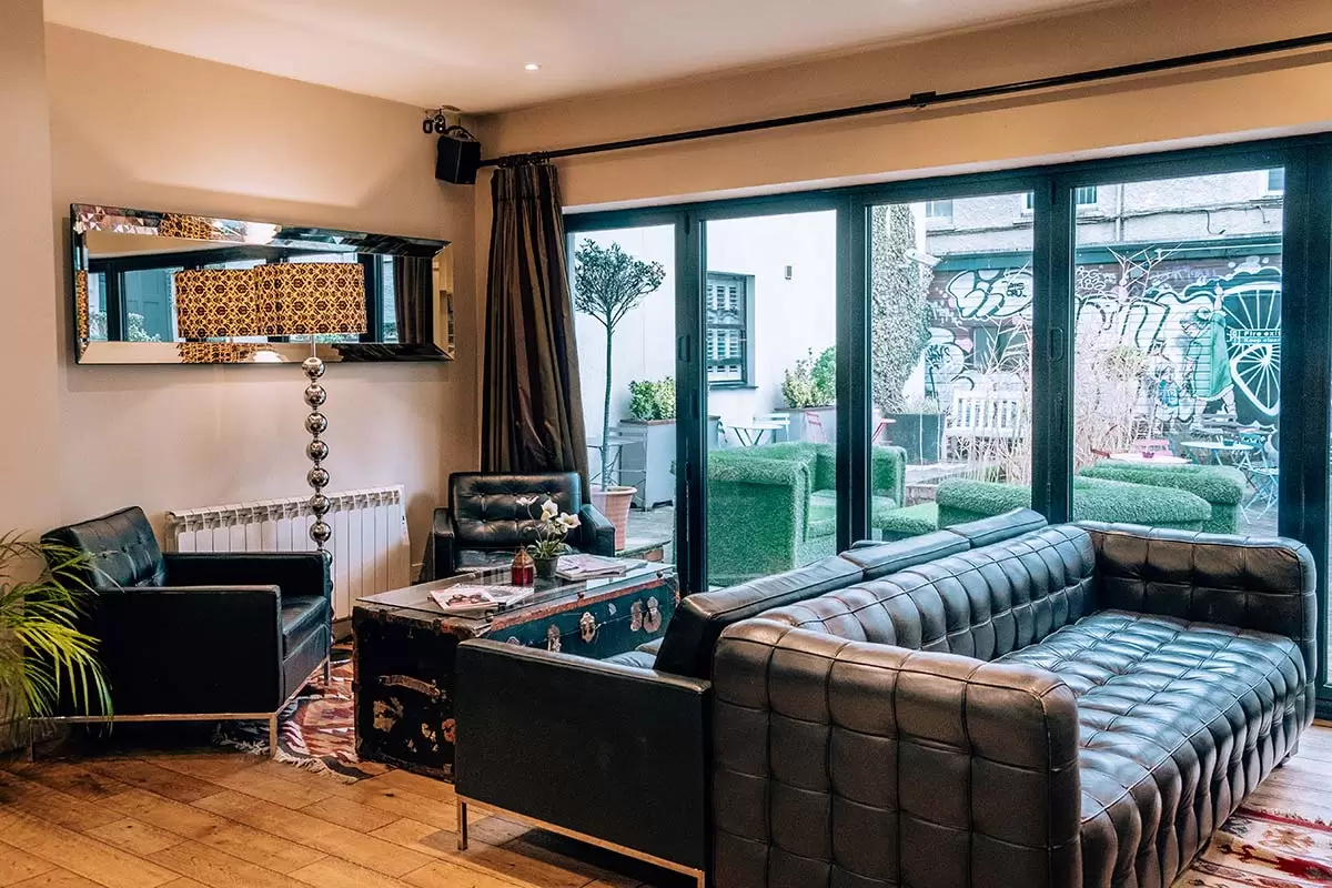Brooks Guesthouse in Bristol Review - Lounge and terrace