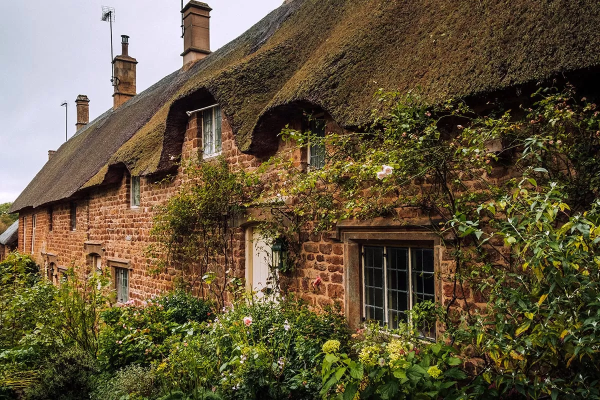 Cotswolds Best Villages - Great Tew - Deep Thatched roofed cottages