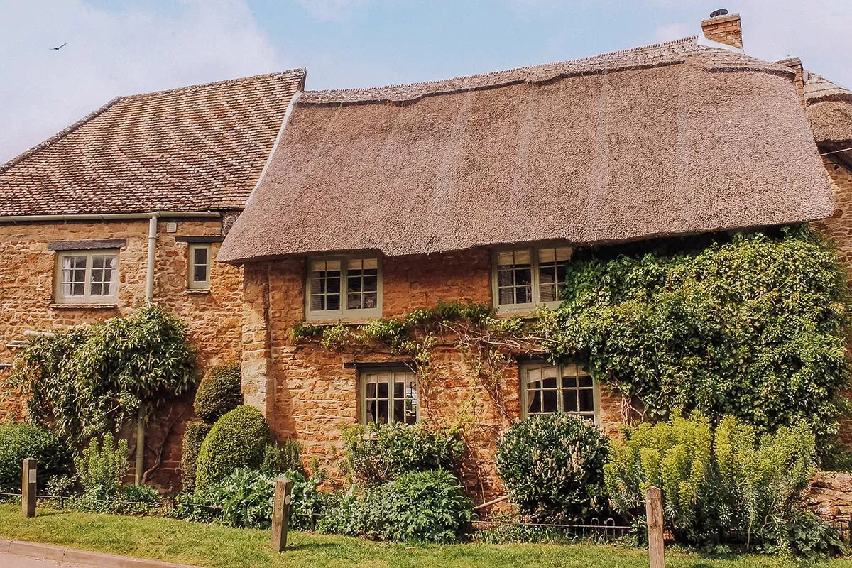 Cotswolds Best Villages - Kingham - Cute cottages covered in a creeper