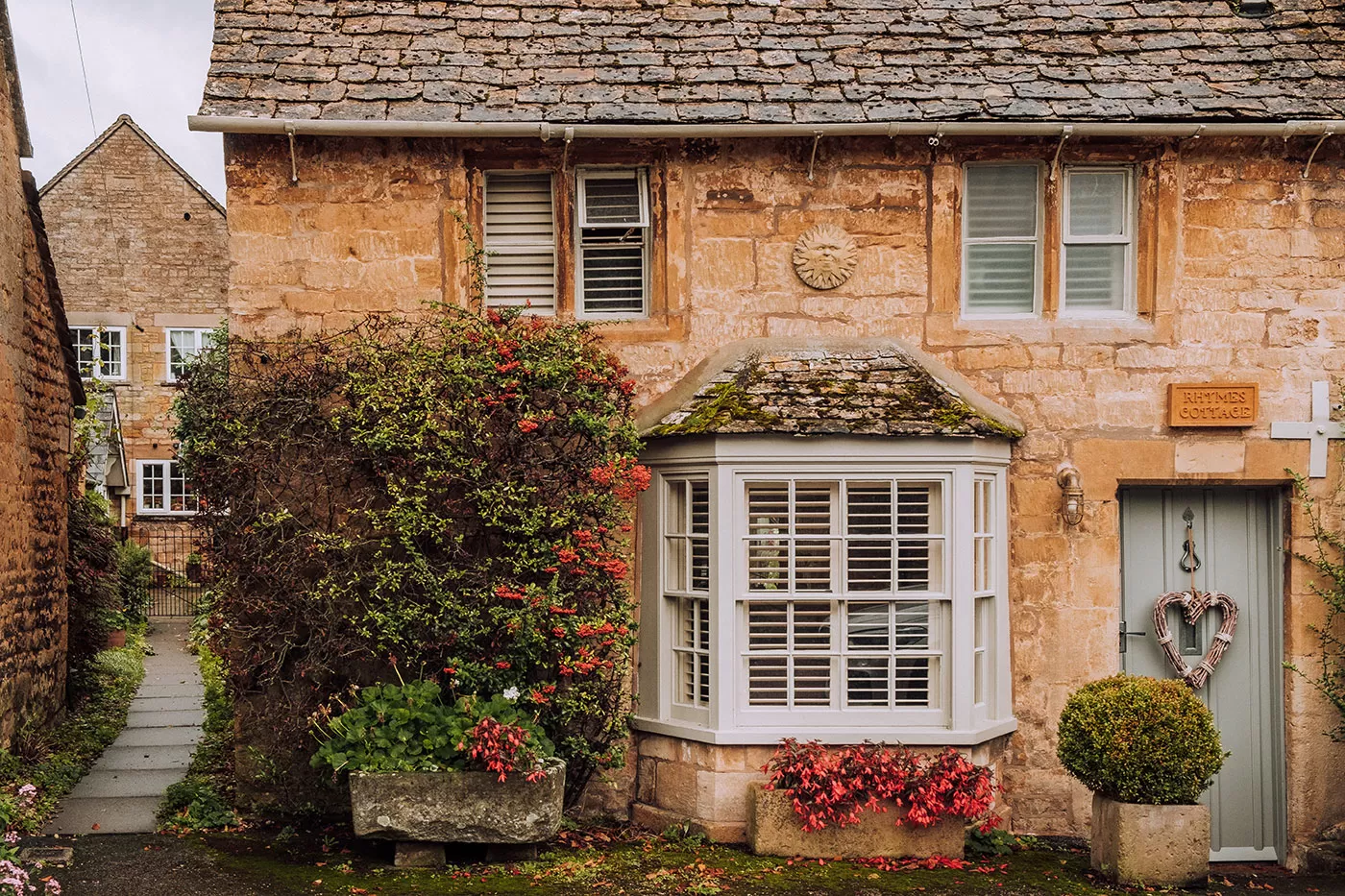 Cotswolds Best Villages - Moreton-in-Marsh - Pretty cottage home covered in flowers