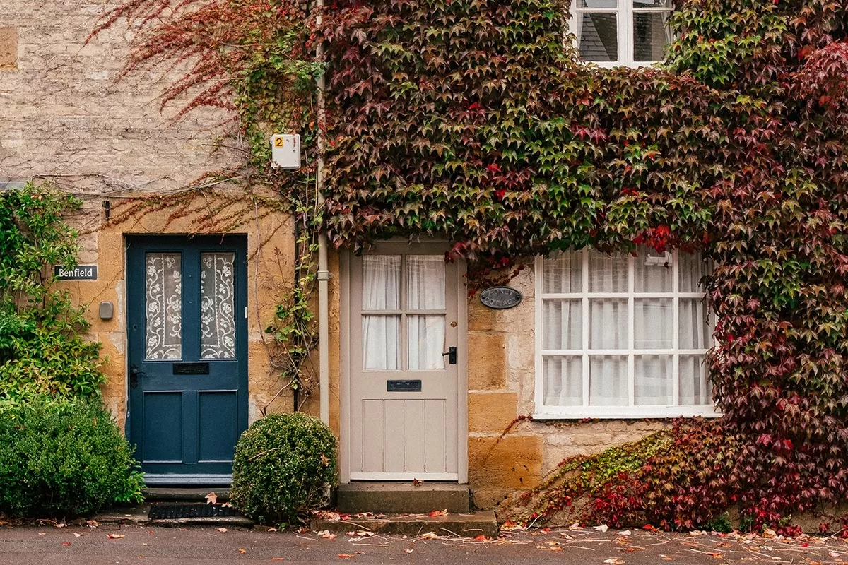 Cotswolds Best Villages - Stow-on-the-Wold - Pretty buildings covered in a colourful creeper