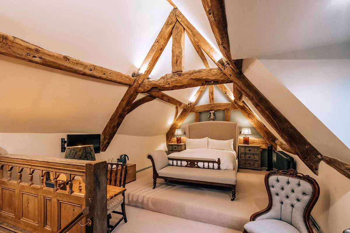 Stow-on-the-Wold - Where to Stay - The Porch House - Loft Bed and exposed beams