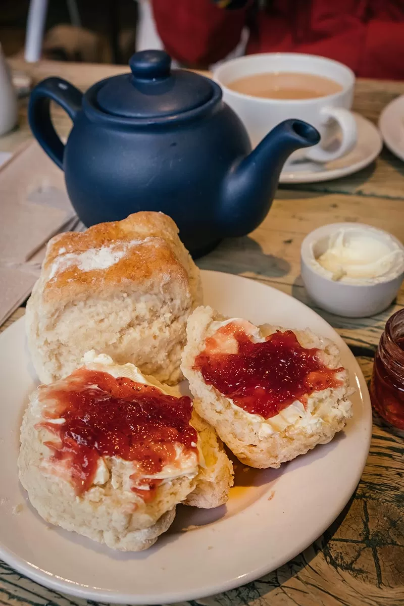 Things to do in Bourton-on-the-Water - The Cotswolds - Bakery on the Water scones