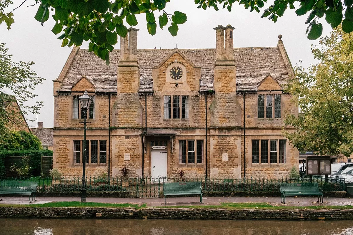 Things to do in Bourton-on-the-Water - The Cotswolds - Beautiful building on the River Windrush