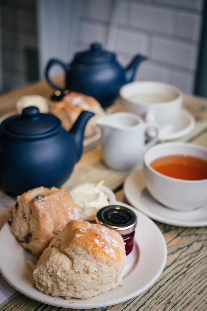 Things to do in Bourton-on-the-Water - The Cotswolds - Cream tea at Bakery on the Water