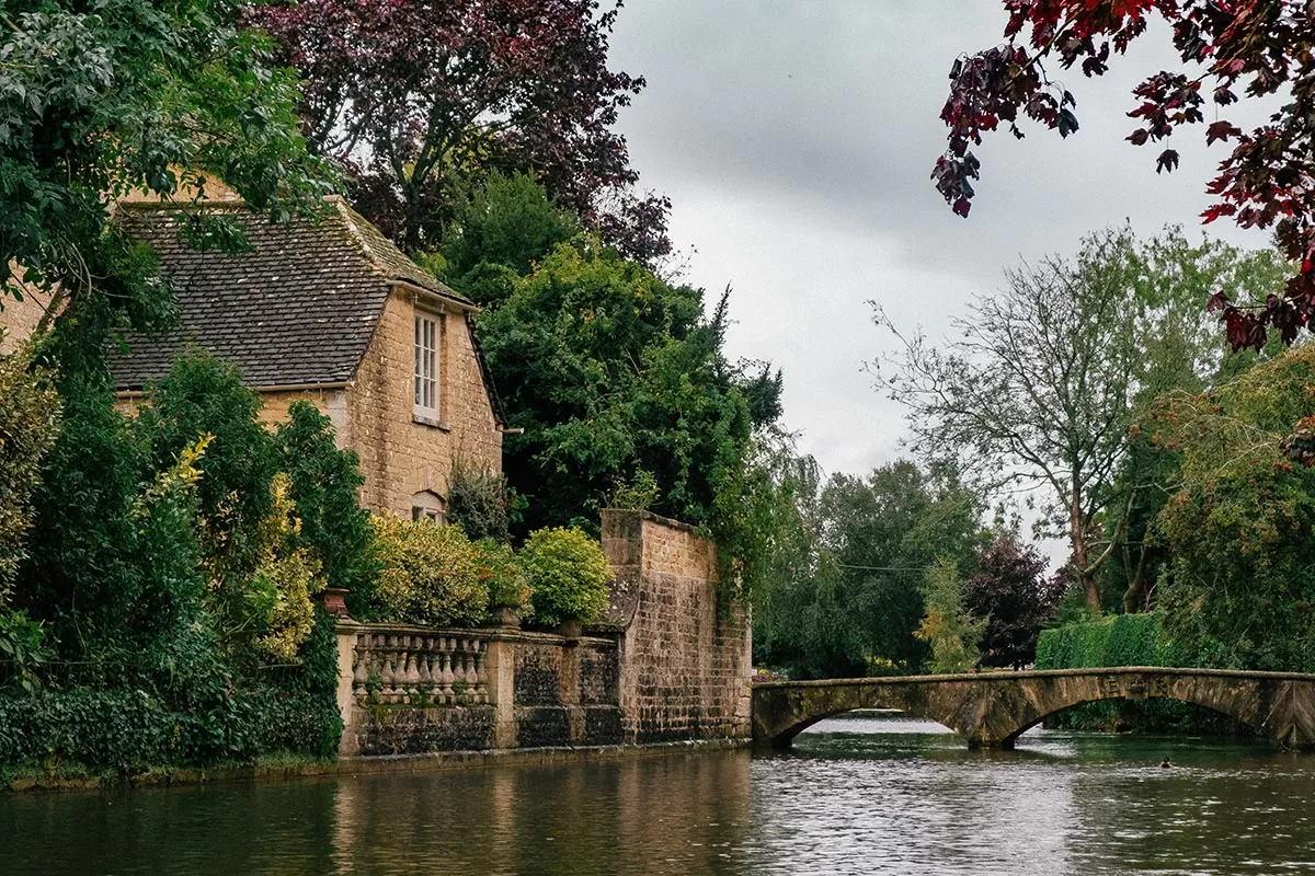 Things to do in Bourton-on-the-Water - The Cotswolds - House and stone bridge