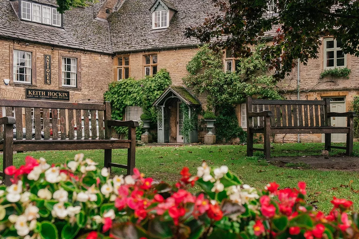 Things to do in Stow-on-the-Wold - Park benches