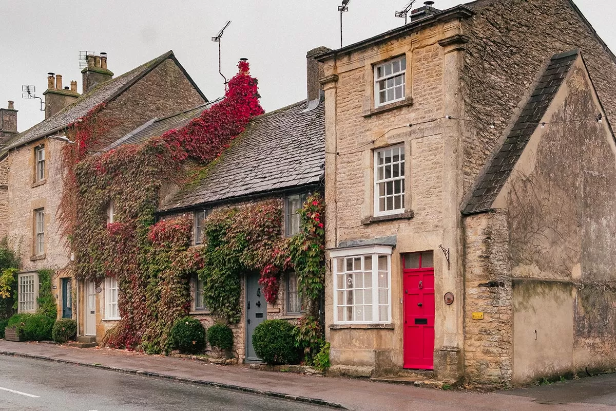 Things to do in Stow-on-the-Wold - Pretty buildings covered in colourful leaves