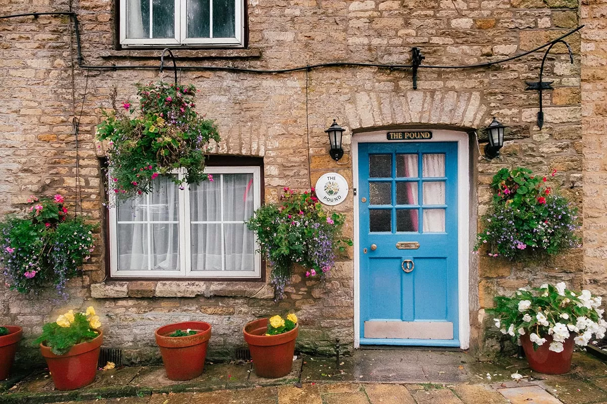 Things to do in Stow-on-the-Wold - Pretty house with blue door