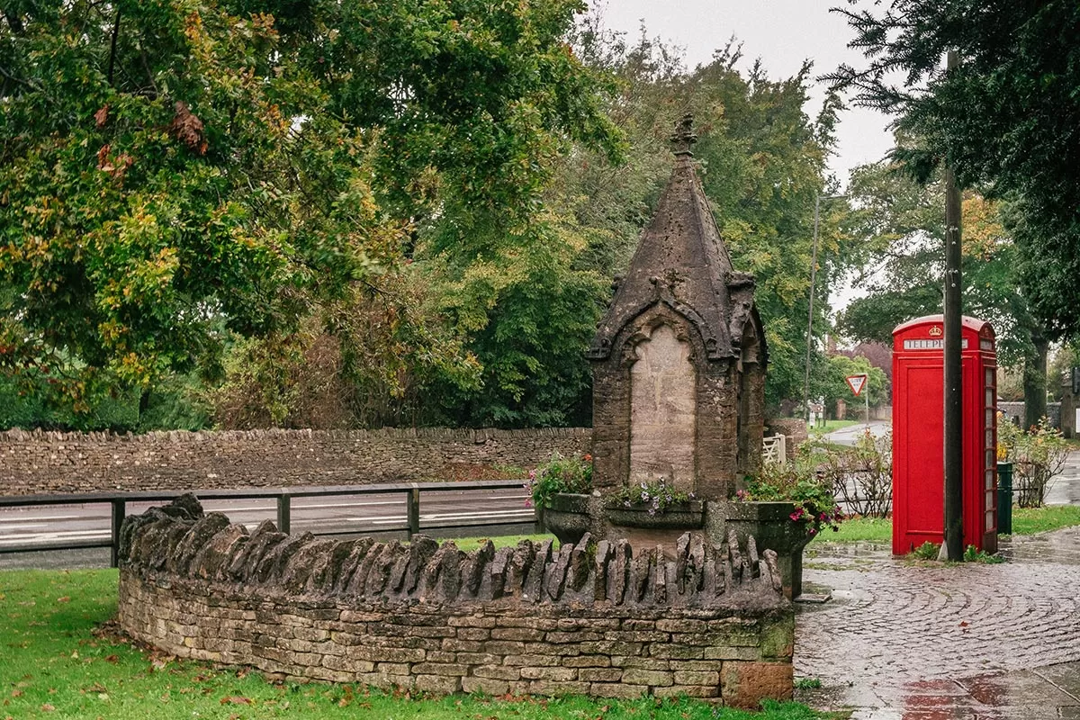 Things to do in Stow-on-the-Wold - Water fountain and Telephone booth at The Triangle