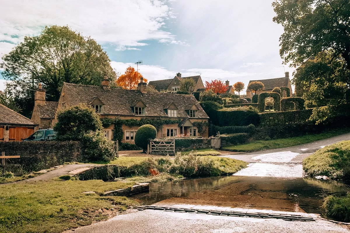 Top things to do in Upper Slaughter -The Cotswolds - Pretty home and bridge crossing the River Eye