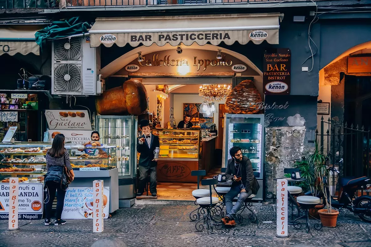 How to order food and drink in Italian - Bar Pasticceria in Naples