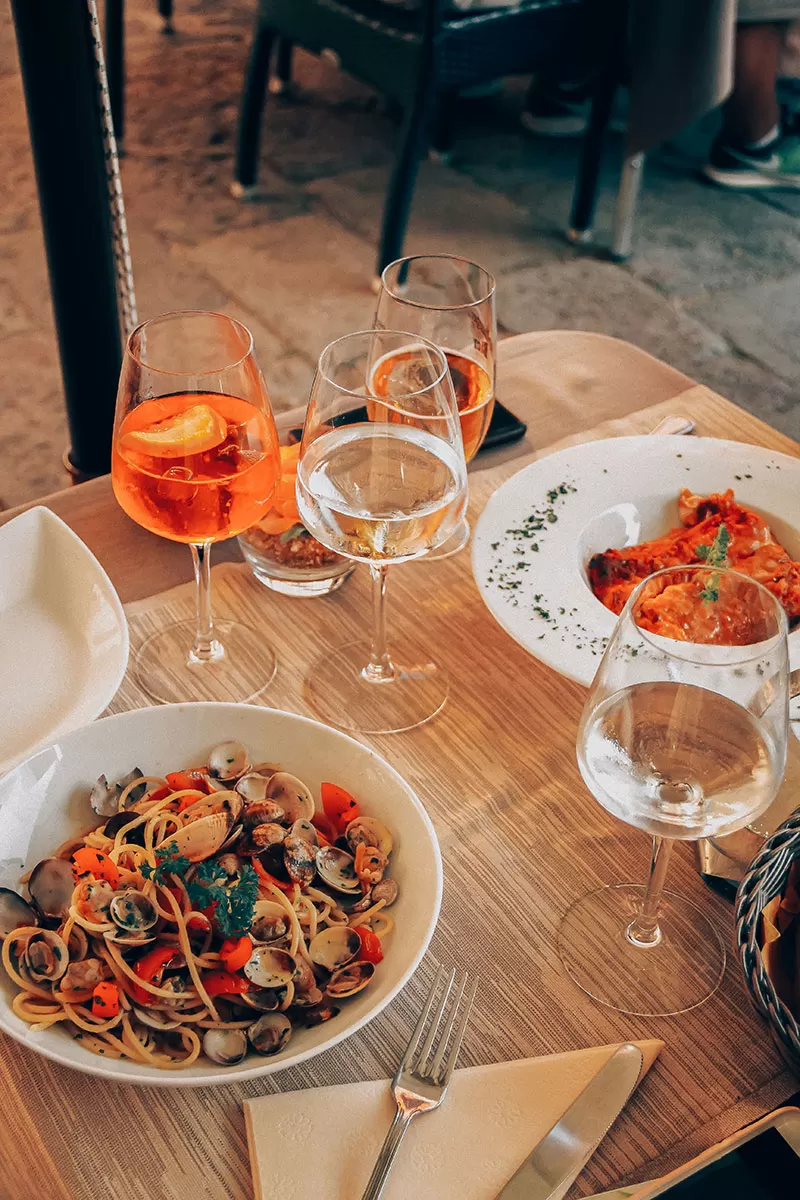 How to order food in Italian - Spaghetti and un aperol spritz