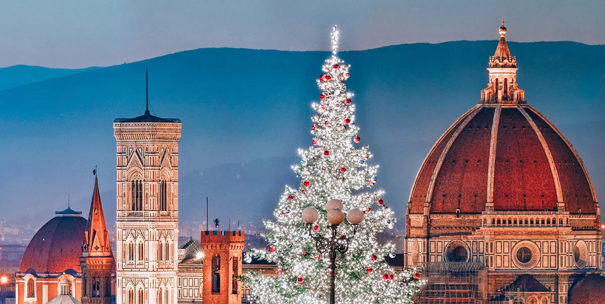 How to say Merry Christmas in Italian - Christmas tree in Florence