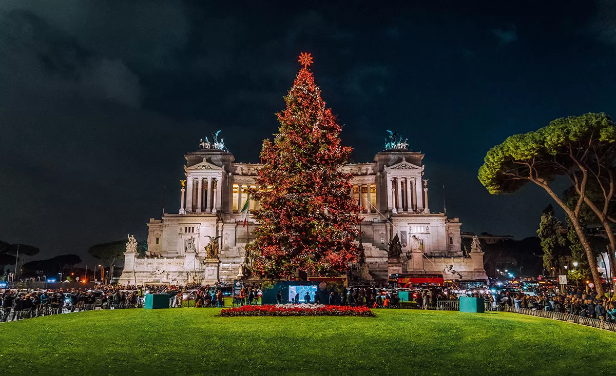 How to say Merry Christmas in Italian - Christmas tree in Piazza Venezia in Rome