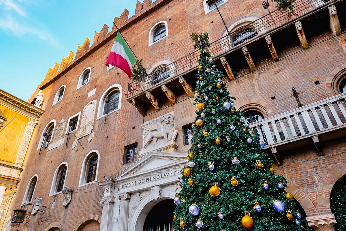 How to say Merry Christmas in Italian - Christmas tree in Verona