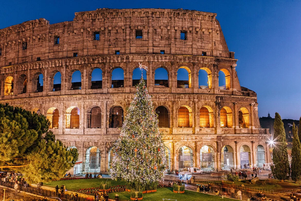 How to say Merry Christmas in Italian - Christmas tree in front of Colosseum Rome