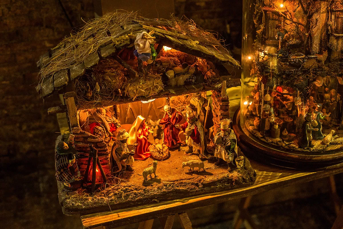 How to say Merry Christmas in Italian - Nativity scene in Naples