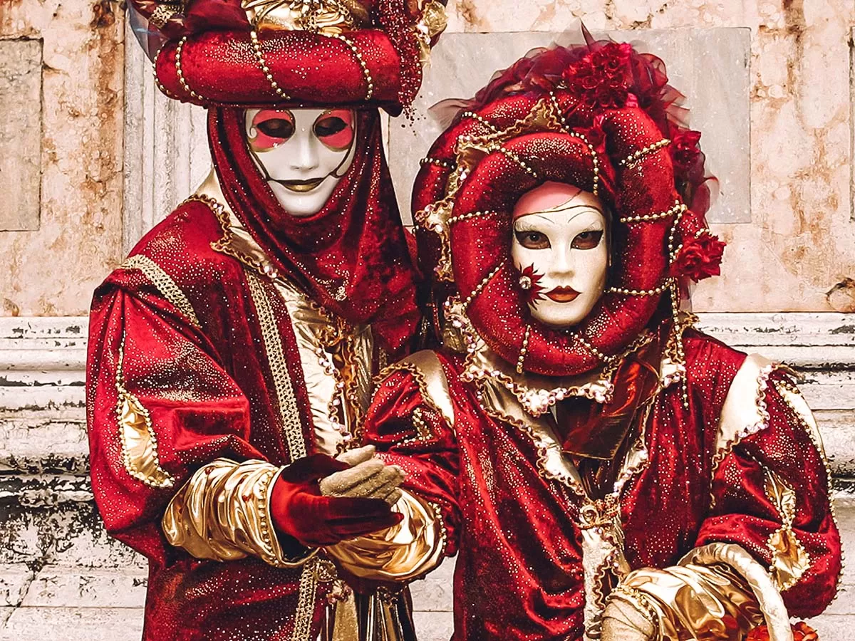 Carnival of Venice, Italy - The Ultimate Guide - Couple dressed for Carnevale