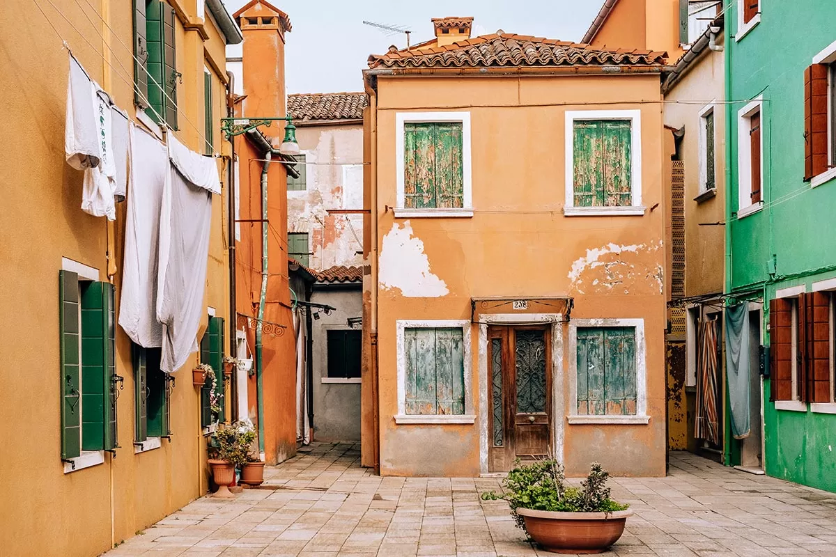 Things to do in Burano Italy - Houses with washing line