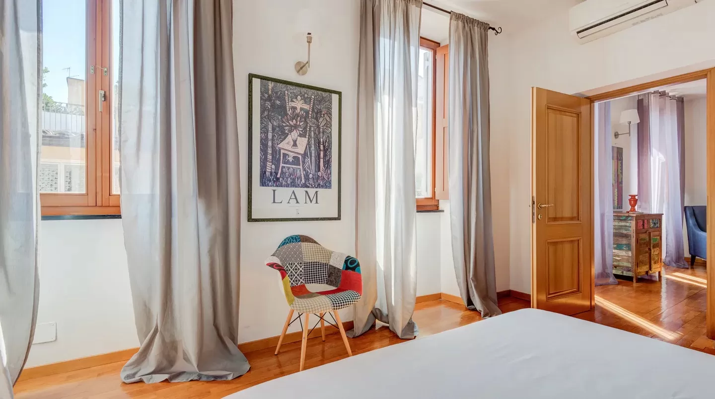 Best Hotels in Rome near Spanish Steps - Bedroom in On the Lam apartment