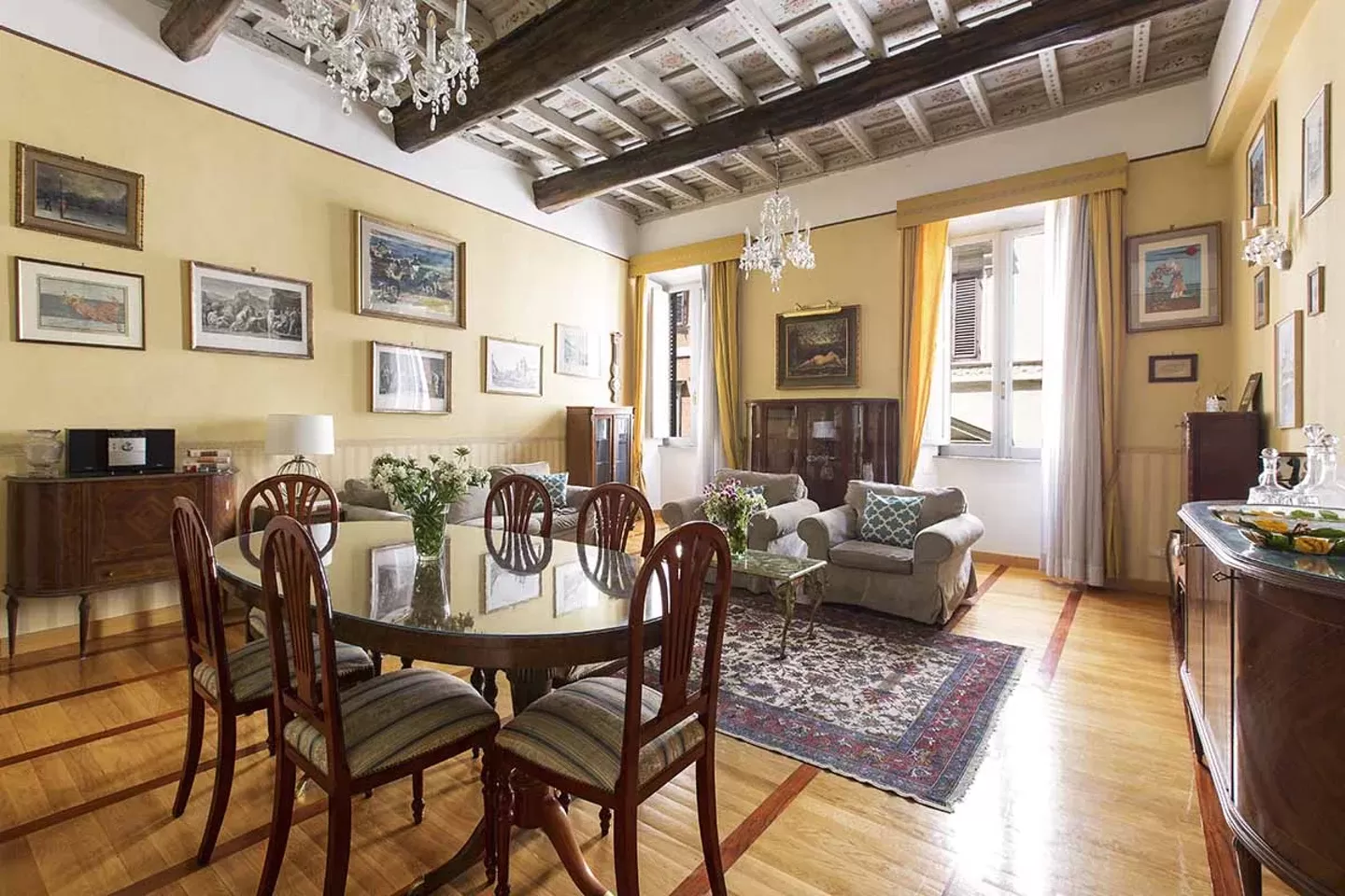 Best Hotels in Rome near Spanish Steps - Lounge room in Eternal Flame apartment