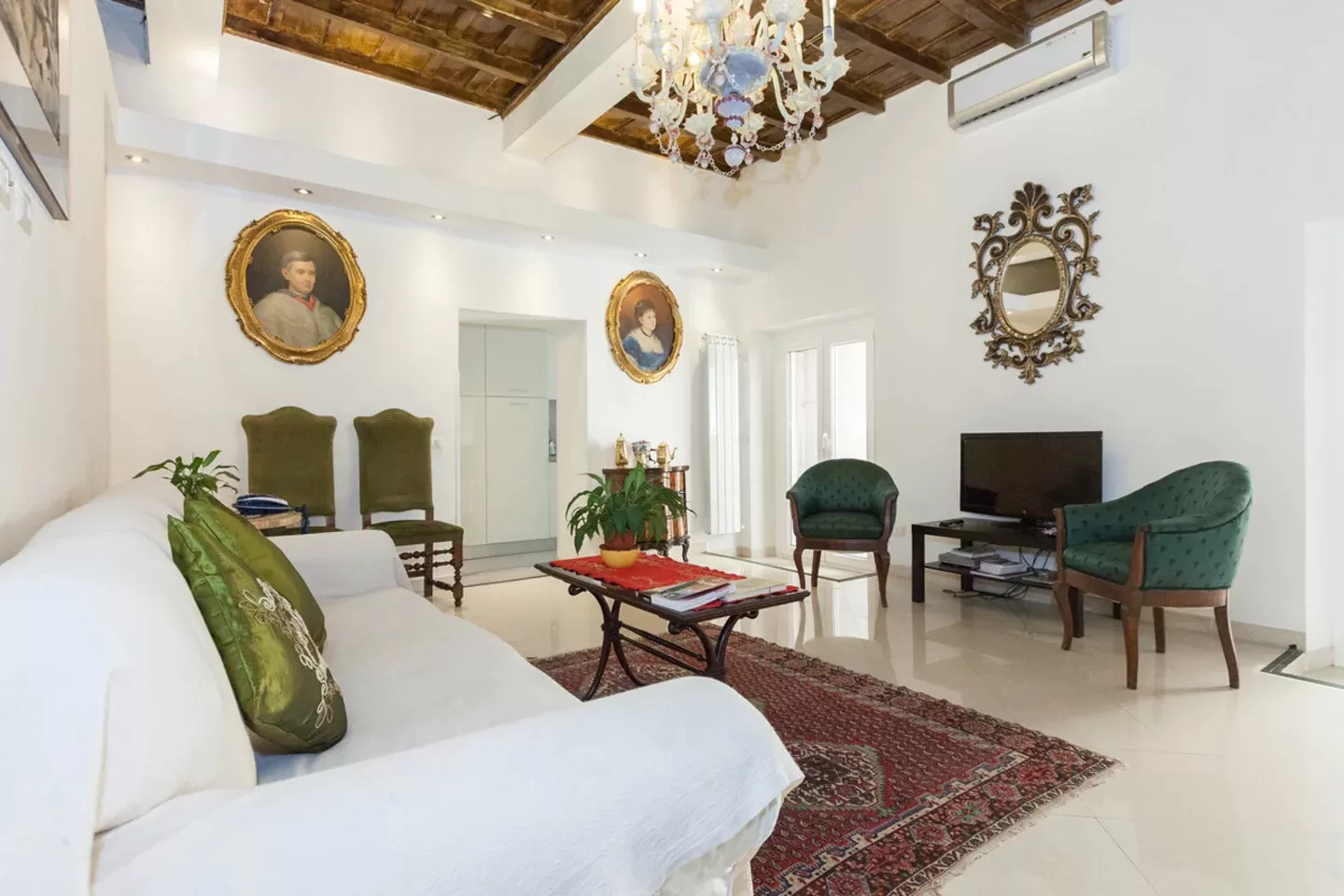 Best Hotels in Rome near Spanish Steps - Lounge room in La Duchessa apartment
