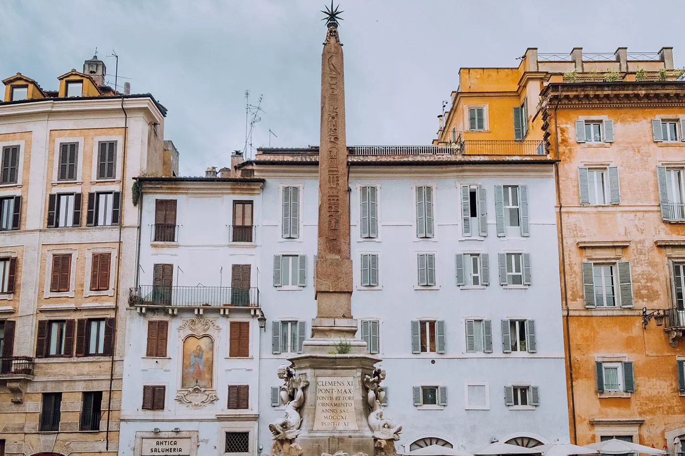 Hotels near the Pantheon Rome - Colourful buildings in Piazza della Rotonda