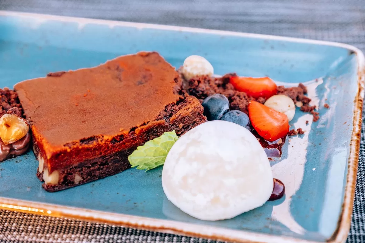 Things to do in Gran Canaria Spain - Brownie for dessert at Perchel Beach Club