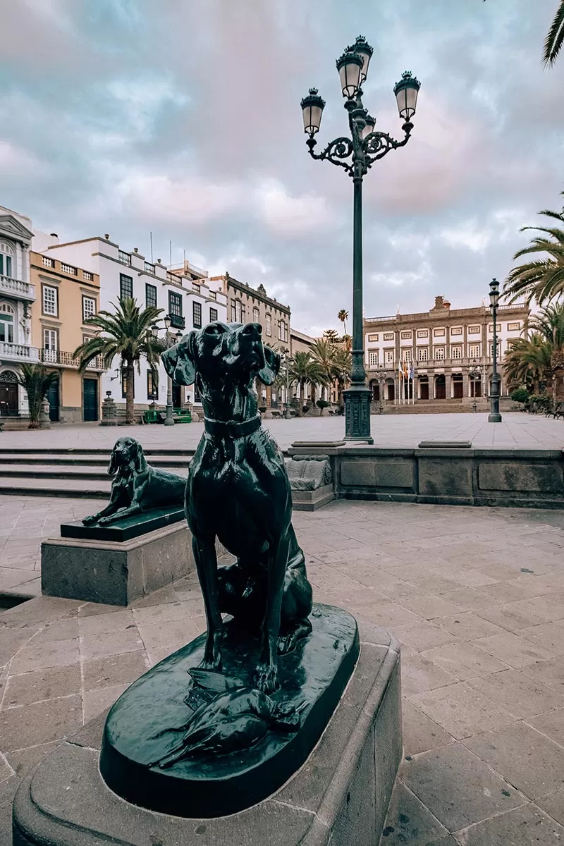 Things to do in Gran Canaria Spain - Dog statues in Plaza de Santa Ana