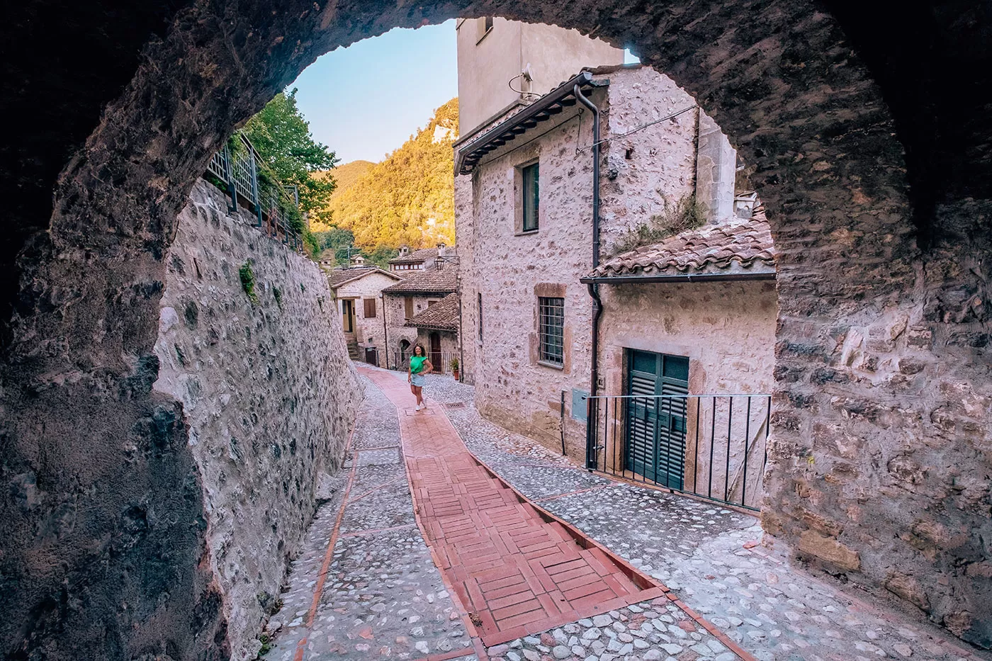 Things to do in Umbria Italy - Arch and alley in Scheggino 2