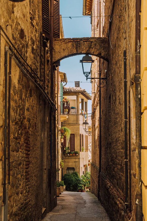 Things to do in Umbria Italy – Bevagna – Archway on narrow alley Things to do in Umbria Italy - Bevagna - Archway on narrow alley