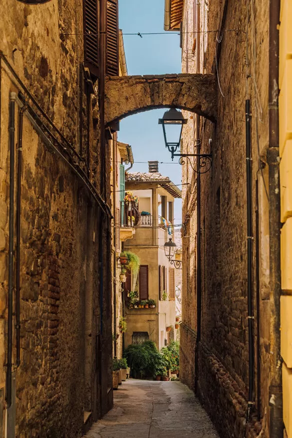 Things to do in Umbria Italy - Bevagna - Archway on narrow alley