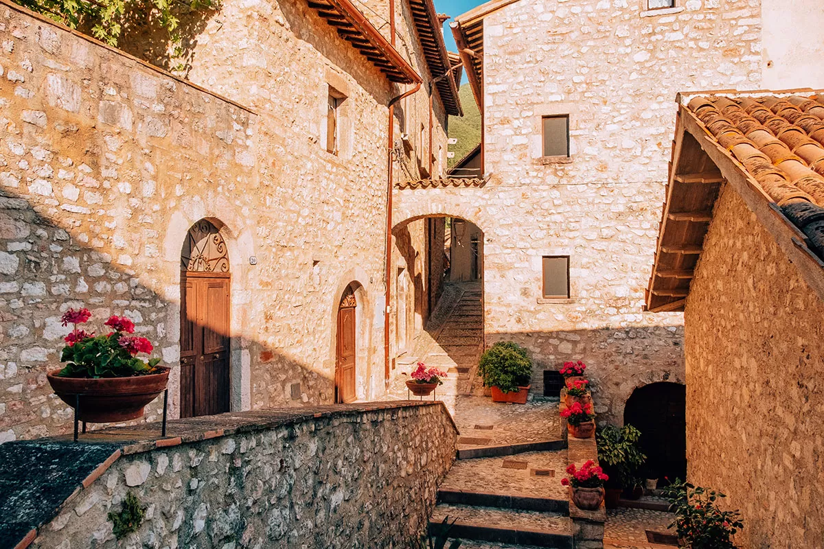 Things to do in Umbria Italy - Borghi più belli d’italia - Vallo di Nera alley - Pink flowers in streets